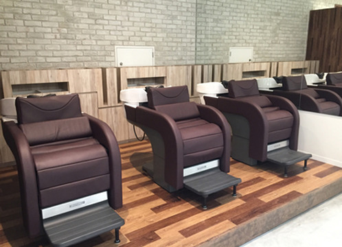 【金町】◆完全週休2日制・有給休暇あり・1年半以内でのデビュー可能・営業時間内レッスンOK・社会保険完備◆一人ひとりのペースに合わせたレッスンも魅力！世界進出も視野に入れた実力派サロン「adept 金町店（アデプトカナマチテン）」からアシスタント（美容師）の求人★☆