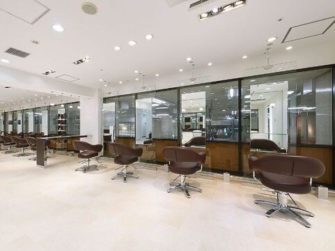 【上本町】＜完全週休2日制＞＜社会保険完備＞全国展開する超有名ヘアサロン！歴史と実績のある会社なので入客チャンスも◎安定して高収入を目指しながら美容師を続けて行くことが可能♪TAYA 大阪上本町店（タヤオオサカウエホンマチテン）からスタイリスト（美容師）の求人☆★