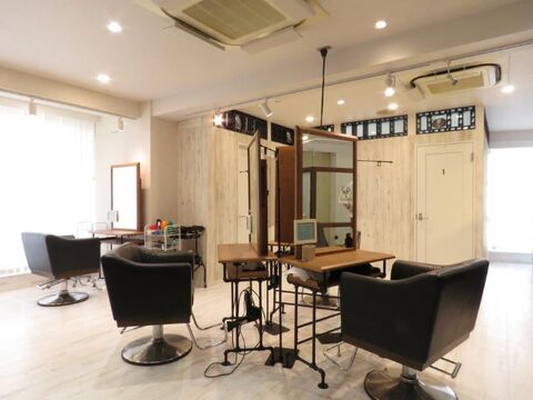 【池袋】≪最低保障1日14000円≫≪自由出勤制≫≪週1日、1時間からでも相談可能≫≪高還元率サロン≫入社1年目で月収35万円以上！入客チャンスも多いので、顧客さんがいない方でも働きやすいサロン「銀座LA・BO&SLEEKS（ギンザラボアンドスリークス）」からスタイリスト（美容師）の求人☆★