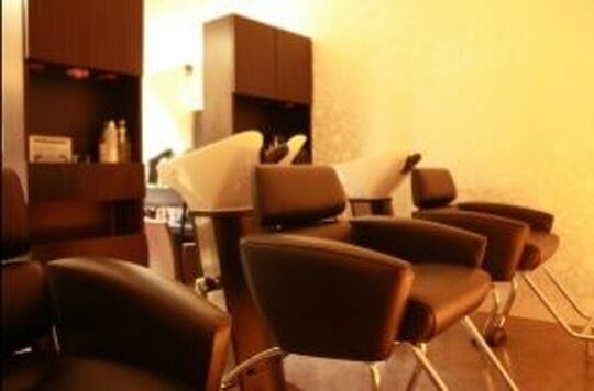 【鴻池新田】≪平均退社19:30≫ママさん美容師さんも多数活躍しています。人気のヘアケア商材も扱っているGLISTEN more (グリッスンモア)からスタイリスト(美容師)の求人☆★☆