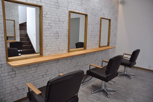 【加古川駅】≪半年間月給27万円保証！≫≪社会保険完備≫≪完全週休2日≫抜群の待遇でプライベートも充実！スタッフ同士の仲が良くて働きやすい環境が揃ったアットホームなサロン！集集客力もウリで入社したての方もすぐに活躍出来ます！高歩合の業務委託も選択可能！「Hair Design THRIRE（ヘアーデザインスリール）」スタイリスト（美容師）の求人★☆