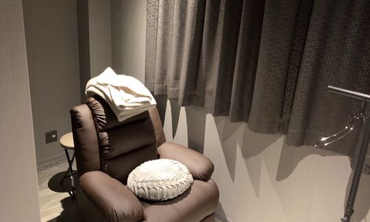 【京都市役所前】≪月8日休み≫≪月給20万円≫≪社会保険完備≫≪未経験OK≫研修中もしっかりお給料があるので安心して長く働いてもらえます！営業時間内レッスンも可能◎平均退社20時！「Sour deux（スールドゥ）」からアイリスト（まつげエクステ・アイデザイナー）の求人☆☆