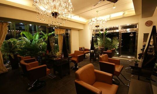 【亀島】◆完全週休2日制・住宅手当あり・デザインカラーがウリ・社会保険完備◆幅広い薬剤のラインナップで上質なサービスを提供！非日常の空間で気持ちよく働けます！「Voasorte GARDEN（ヴォアソルヂェガーデン）」からスタイリスト（美容師）の求人☆★☆