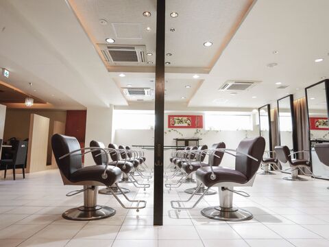 【馬車道】≪完全週休2日制≫≪営業時間中レッスン可能≫≪早番遅番制≫≪社会保険完備≫≪平均単価1万円以上≫様々なプロフェッショナルが集まった大型リゾートサロン「Buenos Karin（ブエノスカリン）」よりアシスタント（美容師）の求人☆★