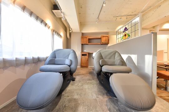 【豊中駅】≪完全フレックス出勤≫≪社会保険完備≫人気の髪質改善メニューで1万円以上の高単価な技術をご提供！マンツーマンの接客で無理なく稼いでもらえます！コアタイムが無しなので週休3日や時短勤務などライフスタイルに合わせて働けます！ママさん美容師さんにもオススメのサロンです！「octo hair studio（オクトヘアスタジオ）」からスタイリスト（美容師）の求人☆★