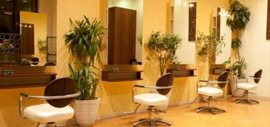 【樟葉】くずはモール★集客力抜群の人気サロン！月８日休み＆社会保険完備★スタッフさんが長く活躍できるステージをしっかり整えています★未経験・第２新卒生・新卒生も歓迎です♪アシスタント（美容師）の求人☆★☆