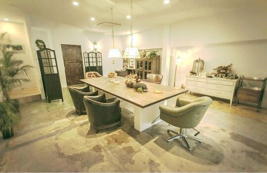 【竜田川】≪社会保険完備＆日曜日定休あり≫カラーに強くなりたい方必見！！「働くときはしっかり働く！休むときはしっかり休む！」を徹底しています！ゆったりした時間が流れるアンティーク系お洒落サロン「Loca（ロカ）」からアシスタント（美容師）の求人☆★☆