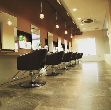 【JR長岡京駅】≪平均月給25万円≫≪月8日休み≫≪社会保険完備≫≪有給休暇あり≫子育てしながらパートで平日のみ勤務・時短勤務OK！歩合率も良く、しっかり稼げます！スタッフ同士の仲がすごく良く、離職率が低い「LiBra de Cappuccino（リブラデカプチーノ）」からスタイリスト(美容師)の求人☆★☆