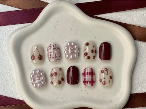 【谷町四丁目】≪月12日休みも可能≫≪土日は月2回休みOK≫≪月給25万円～≫社会保険完備！有給休暇消化率100％・有給休暇で連休もOK・頑張った分はしっかり歩合で還元！自分のライフスタイルに合わせて働く事の出来る環境ですよ「PEACE（ピース）」からネイリスト（ネイル）の求人★☆★