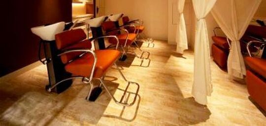 【JR高槻駅】 月給25万円  月8日休み  社会保険完備 関西屈指のトータルビューティーサロン☆サロンワークはもちろん、コレクション参加や雑誌のヘアメイクなどクリエイティブ活動に積極的な会社です★多くのチャンスがある大人気サロンWiLL（ウィル）からスタイリスト（美容師）の求人☆★☆