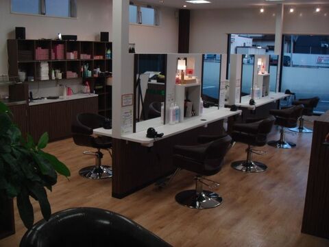 【波多江】≪社会保険完備≫≪週休2日≫勤続年数に対して基本給がUPするので安定して長くお仕事できます！退勤時間が早くプライベートも充実できるヘアサロン「HAPPYELL 高田店（ハピエルタカダテン）」からスタイリスト（美容師）の求人☆★