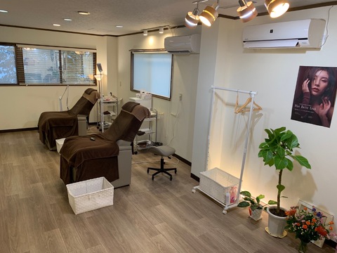 【住道】≪週2日、1日5時間～相談OK≫≪土日休み月1～2回OK≫≪髪色ネイル自由＆私服勤務≫≪アプリによるモデル集めサポートあり≫大手サロンの教育担当を務めたスタッフから技術を学べる環境「Eyelash salon mona（アイラッシュサロンモナ）」からアイリスト（まつげエクステ・まつげパーマ） の求人★☆