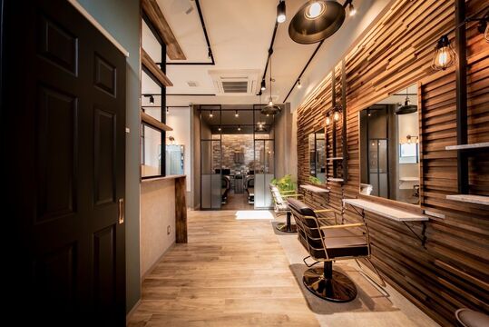 【箱崎九大前駅】≪社会保険アリ≫≪月休8日≫≪アシスタント専任でもOK≫しっかりとした技術を学びたい方にオススメ♪再現性の高いカット技術に自信があるヘアサロン「hair design CAROS atelier（ヘアデザインカロスアトリエ）」からアシスタント（美容師）の求人☆★