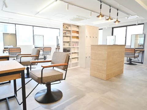 【明大前】≪完全週休2日制・20時までに退勤可能・透明感カラーがウリ≫美容師の地位向上を目指しているので、働きやすさはバッチリ！ハイレベルな技術を営業時間内に習得できます！「mulah（ミュラ）」からアシスタント（美容師）の求人☆★