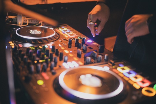 【新大宮】≪有給休暇あり≫≪完全週休2日≫≪スタイリスト月給26万円～≫≪駐車場完備で車通勤OK≫≪社会保険完備≫カルチャー、ライフスタイル…様々な男性が集まる場として、上質なサービスを提供するサロン。個性を活かした育成で人気のスタイリストを目指せます。「BARBERSHOP DALIE（バーバーショップダリー）」からスタイリスト（美容師・理容師）の求人☆★