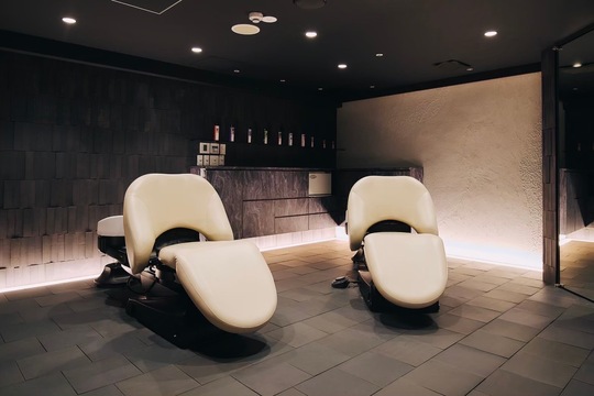 【心斎橋】≪社会保険完備≫≪昇給あり≫≪未経験・新卒生OK≫≪高単価≫未経験でも安心して働ける教育環境が整っています！癒しの空間を提供しており、老若男女問わず海外の方からも大人気のサロンです。「HEAD SPA Kuu 心斎橋店（ヘッドスパクウシンサイバシテン）」からスパニスト（美容師）の求人☆☆