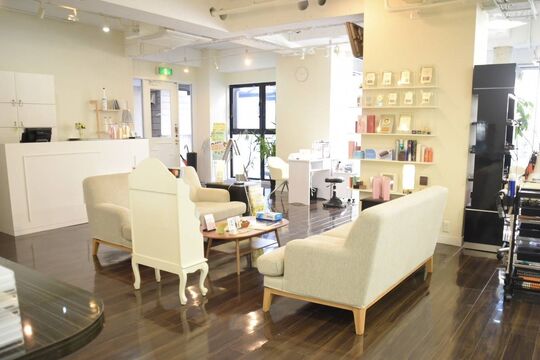 【塚口】≪完全週休2日制≫≪社会保険完備≫≪最短1年半デビュー！≫≪20時までに退勤OK≫全体講習会のため第1火曜はサロン定休日！そのほか営業中レッスンも可能なので、早くデビューしたい方にはオススメのサロンです！「la muse resort（ラミューゼリゾート）」からアシスタント（美容師）の求人☆★☆