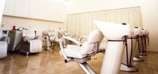 【江坂】 月給25万円  月8日休み  社会保険完備 地域密着のトータルビューティーサロン☆サロンワークはもちろん、コレクション参加や雑誌のヘアメイクなどクリエイティブ活動に積極的な会社です★WiLL（ウィル）からスタイリスト（美容師）の求人☆★☆