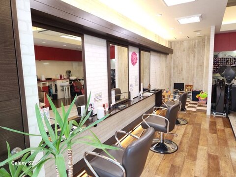 【大橋】車通勤OK・早上がり制度あり・日曜日お休みアリ・社会保険完備・平均退勤時間19～20時・サロンワーク中心・ママさん歓迎★お子様の急なお迎えなどもスタッフ全員でサポートします！お客様との距離が近いのでしっかり関わる事が出来ますよ♪レッスンは強制なし！地域密着型×少人数制サロン「jumina（ジュミナ）」からスタイリスト（美容師）の求人☆☆