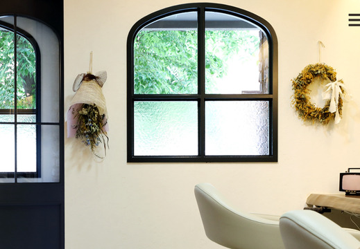 【逆瀬川】≪社会保険完備≫≪産休育休実績あり！≫≪月8日休み≫≪月給20万5000円〜≫レッスンは自主性！小規模×アットホームなサロン「momp repos（モンプルポ）」からアシスタント（美容師）の求人☆★☆