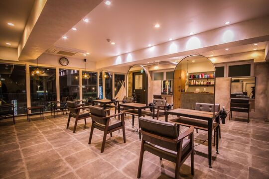 【桃山台】 月給22万円  月平均9日休み&土日休暇制度あり  社会保険完備  早期デビュー可能  昼食代支給あり 好条件により安心して長く働いて行ける環境が揃っています！！！MAKANA（マカナ）からアシスタント（美容師）の求人☆★☆