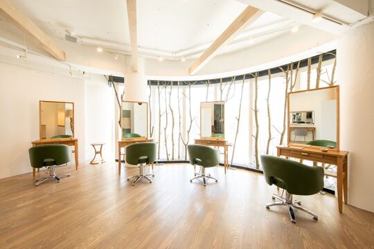 【苦楽園口】≪社会保険完備≫≪土日休みの取得可能≫≪営業中レッスンOK≫≪最短1年以内にデビュー≫新店舗計画につき、アシスタントでも店長候補を目指せます！教育体制も整っているので、早期デビューをお考えの方にもオススメのサロン「COHAKU beauty（コハクビューティ）」からアシスタント（美容師）の求人☆★