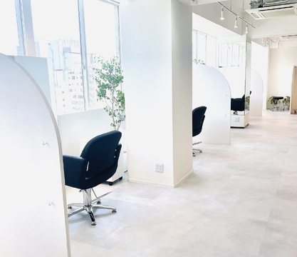 【心斎橋】≪完全週休2日制≫≪有給消化100%≫≪実働8時間・休憩1時間≫≪社会保険完備≫≪単価1万5千円以上≫御堂筋沿いの好立地＆全席半個室サロン！毎月新規集客多数有り。中途で入社されたスタイリストさんも、すぐに活躍できて安心！ 自然と収入にもつながり、無理なく長く働ける環境が整っています！「Emuest（エミュスト）」からスタイリスト（美容師）の求人☆★☆