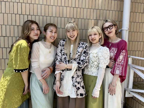 【心斎橋】≪実働8時間！≫≪休憩1時間あり※外出OK≫≪カラー比率9割！≫≪社会保険完備≫≪月8日休み≫新規の入客チャンスあり！頑張った分どんどんキャリアアップできる環境！外国人風カラーが人気！お客様からの口コミも多数！ナチュラルでヘルシーなテイストが得意なサロン「ECOO（エクー）」からスタイリスト（美容師）の求人☆★