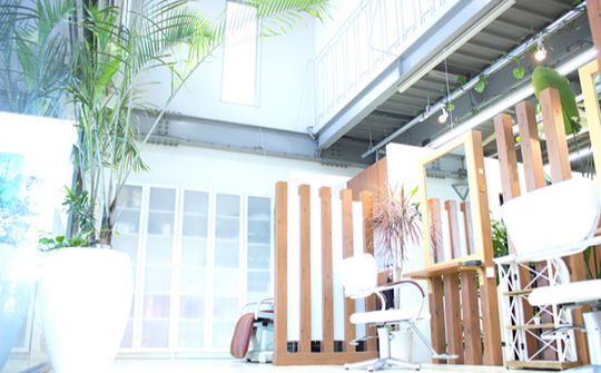 【熊谷】≪毎週月火定休≫≪19時までには退勤可能≫≪社会保険完備≫髪質・頭皮改善と似合わせカットが得意な、大人のラグジュアリーサロン！プライベートの時間も充実でき、スタッフの仲も良いので楽しく仕事を続けられます♪Ammi-Hair annex（アミィヘアー アネックス）からスタイリスト（美容師）の求人☆★