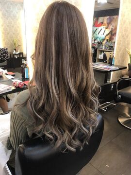 【心斎橋】≪社会保険完備≫≪実働8時間≫モデルさんも来店するトレンド発信サロン！「もっとトレンドを勉強したい」「セットやメイクも上手くなりたい」そんな方にピッタリです！「KANNA OSAKA（カンナ オオサカ）」から、スタイリスト（美容師）の求人☆★