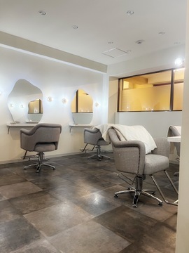 【梅田】≪未経験・通信生・新卒生歓迎≫≪最短1年でデビュー可能≫≪月8～10日休み選択制≫≪営業時間内レッスン可≫≪20時までに退勤可能≫≪社会保険完備≫≪土日祝休み月3日までOK≫≪有給消化率100％≫韓国ヘアが人気の高単価サロン！それぞれのなりたい美容師像に合わせたレッスンを行っていきます！「Sugar（シュガー）」からアシスタント（美容師）の求人☆★