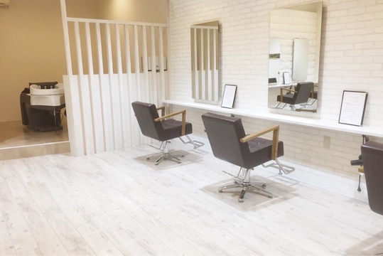 【三室戸】≪月8日休み≫≪土日休みも相談可能≫≪社会保険完備≫≪時給1200円（平日）／1500円（土日）≫ママさん美容師も歓迎！入客チャンスあり！少人数制の地域密着型のサロン！「Lumiere Irisee（ルミエールイリゼ）」からスタイリスト（美容師）の求人☆★