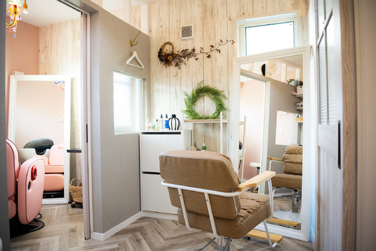 【鵠沼海岸】◆完全週休2日制・18時半に完全退勤◆ママさんも働きやすい環境！お客様の髪の悩みに寄り添えます！回転率重視ではなく高単価でじっくりお客様と関われる女性専用サロン「Little Smiley 鵠沼海岸店（リトルスマイリークゲヌマカイガンテン）」からスタイリスト（美容師）の求人☆☆