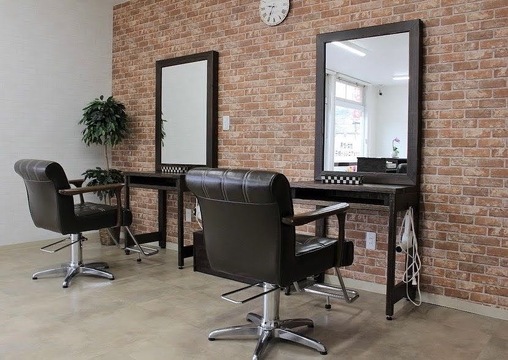 【緒川】≪19時で営業終了≫≪社会保険完備≫オーナー在籍サロンの為、カット専門店が初めての方やブランクがある方でも安心！身体の負担が少ないカット専門サロンです。「FASTCUT 西尾店（ファストカットニシオテン）」からスタイリスト（美容師）の求人☆★