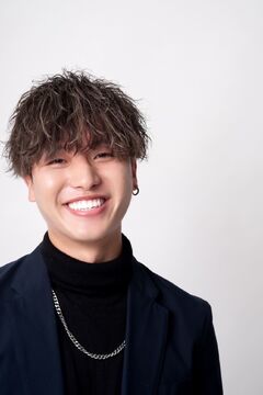 【琉球大学】≪月8日休み≫≪社会保険完備≫≪早期デビュー／新卒は勤務開始と同時にデビュー≫≪営業中レッスンOK≫≪土日休み相談OK≫10代〜20代の若者から絶大人気のメンズサロン！スタッフもお客様も年齢が近く仲良しなところがポイントです！「SILLY（シリー）」からアシスタント（美容師）の求人★★