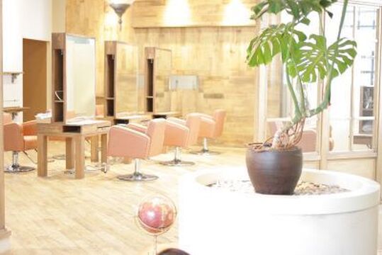 【王寺】≪月給22万〜≫≪社会保険あり≫≪産休育休取得率100%≫ほとんど毎日19時までに退勤！ミーティングで遅くなることもありません。無理ないペースでデビューを目指せるのも魅力！「SR 王寺店（エスアールオウジテン）」からアシスタント（美容師）の求人☆★☆