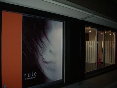 【花園】≪半年デビュー可能・完全週休2日制・社会保険完備≫嬉しい待遇面で働きやすさバッチリ！アカデミーに行き、3ヶ月みっちりレッスンのみをするので、半年デビューが可能なんですよ！一緒にお店を盛り上げていきましょう！！「rule of beauty hair 花園サロン（ルールオブビューティーヘアーハナゾノサロン）」からアシスタント（美容師）の求人☆★☆