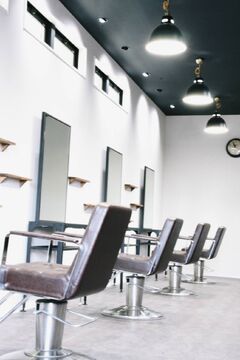 【北条町】≪完全週休2日制≫≪社会保険完備≫≪19時までに退勤可能≫プライベートを大事に働ける！地域の方に愛されるお店です！着付けも学べる環境があります！「WORLD美容室 加西店（ワールドビヨウシツカサイテン）」からアシスタント（美容師）の求人☆★