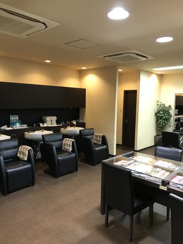 【北花田】≪月給30万円≫≪日給月給制も選択可能≫≪土日休みOK≫皆で目標を追うのでチームワークも抜群！頑張った分きちんと評価、稼げる体制が魅力！マンツーマンスタイルなのでひとりのお客様にしっかり関われますよ！「Atlantis 北花田店（アトランティス キタハナダテン）」からスタイリスト（美容師）の求人☆★