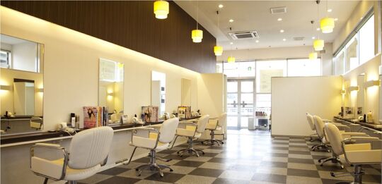 【マックスバリュー長与店】≪月休7日・平均退勤時間18〜19時・社会保険完備≫家族手当もあり働きやすくプライベートの充実OK！！幅広い世代が来店される地域密着型ヘアサロン「the helix 長与店（ザヘリックスナガヨテン）」からスタイリスト（美容師）の求人☆★