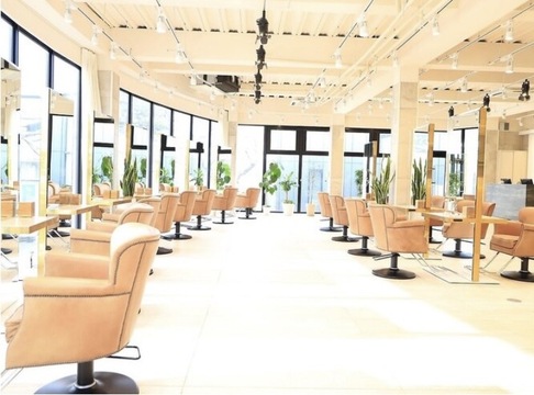 【明治神宮前】≪最短1年3カ月でデビュー可能≫≪アカデミーでレッスン≫教育にも注力している高単価サロン！効率的にデビューを目指せる環境です！「GRAND（グランド）」からのアシスタント（美容師）の求人☆★