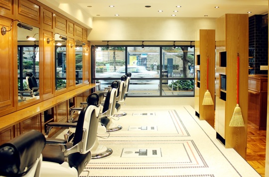 【赤坂】≪社会保険完備・住宅手当あり・頑張り次第で早期スタイリストデビュー可能≫世代を問わず多くのお客様がご来店！！多くの仲間がいるので色々な技術を学ぶ事が出来る！！定番のスタイルはもちろんトレンドも追求するプロの集団です！！メンズサロン「SHIFT Men's only salon 赤坂店（シフトメンズオンリーサロンアカサカテン）」からアシスタント（美容師・理容師）の求人☆★