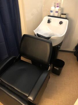 【和泉大宮】≪社会保険完備≫≪月給22.5万円スタート≫≪月8日休み≫パート・アルバイトも同時募集中!!シフト制なので働き方は自由！土日のお休みも取りやすくプライベートも充実！営業中の空いた時間を活用してメリハリをつけてレッスンをしています！24（トゥエンティーフォー）からアシスタント（美容師）の求人★☆