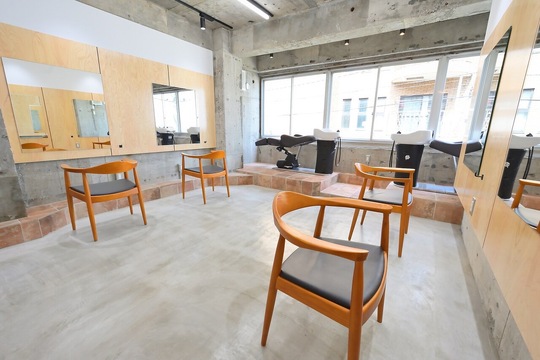 【吉祥寺】≪マンツーマン接客≫≪単価11000円以上≫≪カットカラー2時間枠≫新規の集客も抜群！自分のペースで働ける地域密着型の実力派サロン！独立のサポートもあり、一緒に夢を叶えられる環境です！「LiLi 吉祥寺」からスタイリスト（美容師）の求人☆★