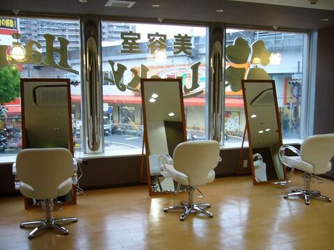 【阪急伊丹】≪30万円以上稼ぐ事も可能♪≫≪プライベートも充実!!≫≪完全歩合制≫≪フリー45％／指名45％還元≫週休2日制や勤務時間を自由に選べるなどプライベート重視で働くことも出来ますよ！「LELiBE_'aula（レリビーアウラ）」からスタイリスト、Jr.スタイリスト（美容師）の求人★☆★