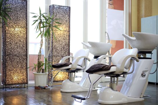 【間々田】◆日曜定休・社会保険完備・昼間の勉強会◆日曜定休や時短勤務も相談可能でママさんスタイリストも働きやすい！福利厚生の充実！安心して働ける環境が整ったサロン「RoteRoze 三和店（ローテローゼサンワテン）」からスタイリスト（美容師）の求人☆★