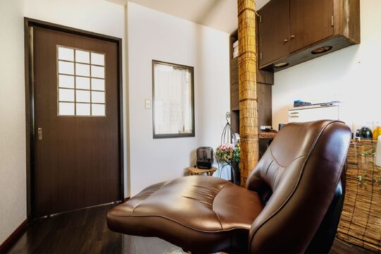 【長行東】≪社会保険完備・平均退勤時間18時頃・有給休暇あり≫オーナーさんから薬剤知識・スパの技術が学べます！落ち着きのある雰囲気で大人女性から大人気のヘアサロン「hair healing salon az luxury（ヘアーヒーリングサロンアズラグジュアリー）」からスタイリスト（美容師）の求人☆★☆