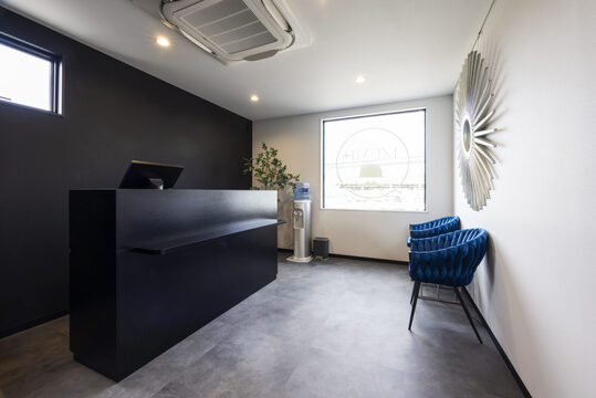 【舞松原】≪社会保険完備・完全週休二日制・毎週2連休・入客チャンスあり・有給休暇あり・パーマスタイルが人気≫手厚い好待遇に加え、自分の時間も大切にできます！お客様が多く入客チャンスあり！幅広い技術が学べお仕事がいまよりきっと好きになるアットホームなバーバーショップ「IZUMI＋（イズミプラス）」からスタイリスト（理容師）の求人★☆