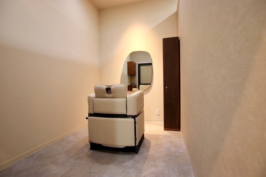 【新宮中央】≪駅から徒歩1分・月給25万円スタート・完全週休2日制・日曜日のお休みあり・産休育休実績あり・残業なし・完全個室空間あり・ウィッグ代補助あり≫平均退勤時間は18:00～19:00！お仕事、プライベーの両方が充実可能！！姉妹店がトータルビューティーなのでアイラッシュ、着付けも学べる環境のヘアサロン「live hair（リブ ヘアー）」からスタイリスト（美容師）の求人☆★☆