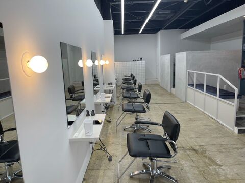 【烏丸】≪月8日休み≫最短1年半での早期デビューも可能。ケアとデザイン、どちらも学んでいける環境！「Navy（ネイビー）」からアシスタント（美容師）の求人☆★